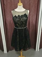 Lyhyt juhlamekko nro. 29 - koko 34/36, väri musta/pronssi, hinta 229€